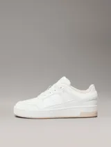 Zapatillas urbanas Calvin Klein de estilo basket, color blanco, confeccionadas en cuero sintético, con suela cupsole y logo CK Jeans en el lateral.