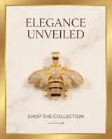 Collar de bronce dorado con cadena fina y un dije colgante en forma de abeja, adornado con circonias brillantes y detalles negros en el cuerpo.