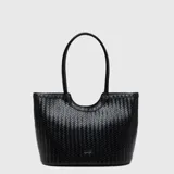 Cartera tipo tote de diseño trenzado en color negro, con doble asa de hombro y abertura superior curva.