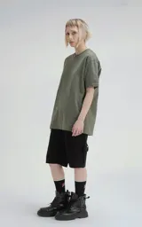 Remera de manga corta y cuello redondo, color verde militar, confeccionada en algodón premium suave. Presenta un calce regular con un recorte en la espalda.