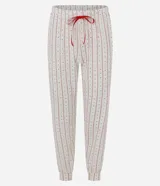 Pijama largo femenino de dos piezas confeccionado en algodón, compuesto por una remera blanca de manga larga con cuello redondo y estampa frontal de Mafalda, y un pantalón con cintura elástica, cordón ajustable y diseño a rayas con estampado.