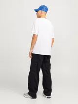 Pantalón cargo negro de pierna ancha con fit amplio y tiro medio alto. Cuenta con bolsillos delanteros, traseros y laterales, además de puños ajustables con cordón.