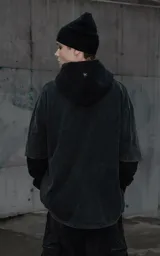 Remera de algodón con efecto nevado, corte oversize y estampa frontal de un oso de peluche rosa con máscara de gas rodeado por una estructura ósea.