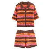 Conjunto de dos piezas tejido de punto, compuesto por una camisa de manga corta con cuello polo y cierre frontal de botones, y un short con cintura elástica. El diseño presenta rayas horizontales en tonos marrón, naranja y rosado.