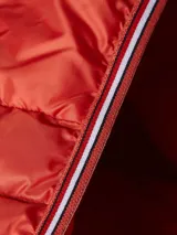 Campera acolchada Tommy Hilfiger color rojo, con capucha y cierre frontal. Tiene dos bolsillos laterales con cierre y logo bordado en el pecho.