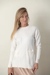 Sweater rojo de punto con cuello redondo, mangas largas, trenzado central y bolsillos delanteros.