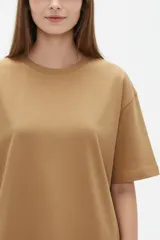 Remera negra de algodón de corte ancho y corto, con mangas cortas y cuello redondo a la base.