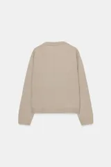 Jersey de punto confeccionado en lana 100%, con escote en pico y manga larga de corte holgado.