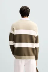 Jersey de punto de hombre, manga larga y cuello redondo, con diseño de bloques de color horizontales en tonos beige, blanco roto y verde oliva/marrón.