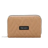 Billetera rectangular color beige con diseño acolchado de costuras geométricas y cierre perimetral. Incluye etiqueta frontal con el logo de la marca.