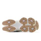 Championes New Balance 9060 unisex color verde oliva, con detalles en blanco y beige.