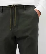 Pantalón masculino de corte relajado confeccionado en tejido oxford de algodón. Presenta cintura con trabillas y lazo ajustable, bolsillos laterales y traseros.
