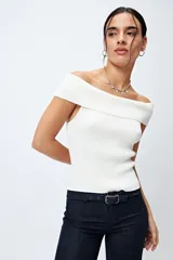 Top tejido de punto acanalado color blanco, con escote bardot que deja los hombros al descubierto.
