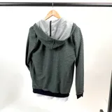 Campera con cierre y capucha, a rayas horizontales en tonos verde inglés y gris.