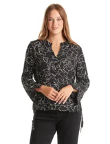 Blusa de gasa estampada con flores blancas sobre fondo negro, marca Zac & Rachel. Presenta cuello a la base, escote en V con abertura de botones y mangas 3/4 amplias. Los laterales tienen lazo.