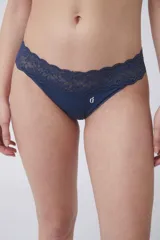 Bombacha de bikini azul con puntilla en la cintura y logo bordado en el frente.