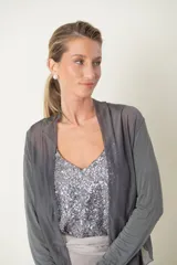 Saco italiano color gris plateado, de viscosa y seda, con espalda de viscosa y frente de seda al tono.