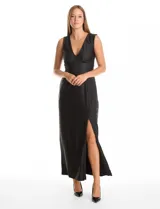 Vestido largo de seda fría color negro, con escote en V profundo, sin mangas y cintura ajustada con banda ancha. Presenta frunces bajo el busto, cierre invisible en la espalda y falda fluida con un tajo lateral pronunciado.