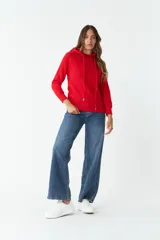 Sweater tejido rojo con capucha y cordones ajustables.