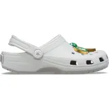 Zuecos Crocs Classic Clog con temática del equipo de baloncesto NBA Boston Celtics, color blanco con charms de tréboles y monedas doradas.