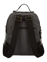 Mochila de tela color gris oscuro con bordado floral en la parte inferior derecha del frente. Los laterales y la parte superior presentan un diseño patchwork multicolor. Incluye un llavero colgante con flecos y dijes. Tiene un asa superior, cierre de cremallera en el compartimento principal, bolsillos laterales, bolsillo trasero y bolsillo interior, todos con cierre. Las correas de hombro son ajustables.