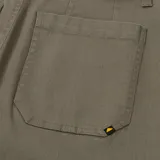 Pantalon de corte wide leg color verde oliva, con tiro medio, cierre frontal con botón y bolsillos frontales tipo cargo.