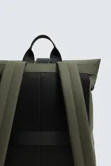 Mochila técnica color verde oliva con base negra, diseño de solapa enrollable asegurada con una correa central y hebilla de liberación rápida. Presenta asa de mano superior y correas de hombro ajustables.