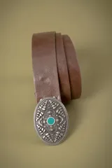 Cinturón de cuero color chocolate con hebilla ovalada de metal plateado con diseño labrado y detalle central de piedra turquesa.