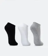 Kit de tres pares de medias deportivas invisibles, de algodón con suela atoallada. Incluye un par negro, un par blanco y un par gris.