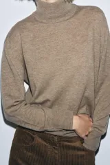 Jersey de cuello alto confeccionado en lana 100%, de manga larga y diseño clásico con acabado de tacto suave.