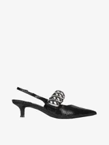 Zapato slingback negro con estampado de piel de serpiente, punta fina, tacón kitten y adorno de esferas metálicas plateadas en la tira delantera.