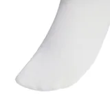 Pack de tres pares de medias Adidas de caña media, con diseño deportivo que incluye las tres rayas características en la parte superior y el logo del trébol bordado. El set incluye un par azul y dos pares blancos con detalles en rojo, azul y negro.