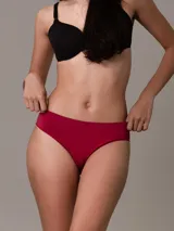 Bombacha Calvin Klein modelo Bonded Flex, color rojo, con logo tonal en la cintura.