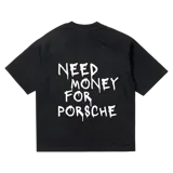Remera negra de algodón con corte oversize y estampado blanco en la espalda con la frase "Need Money For Porsche".
