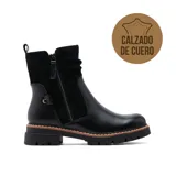 Bota corta de estilo casual, confeccionada en una combinación de cuero liso y gamuza en color negro. Presenta cierre lateral, detalle de tira con broche metálico en el talón y suela track con detalle de costura en contraste.
