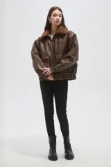 Campera de eco-cuero color marrón con cuello de piel sintética, cierre frontal, bolsillos laterales y puños con elástico.