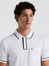 Polo blanco de piqué de algodón, corte clásico, manga corta con ribete azul marino, cuello con ribete azul marino, tapeta de dos botones y bolsillo de parche en el pecho con logo bordado.