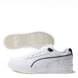 Championes urbanos Puma modelo RBD Game Low, color blanco con detalles en negro. Presentan un diseño inspirado en el básquetbol con perforaciones en la puntera, cierre de cordones y suela de goma con efecto envejecido.