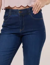 Pantalón jean de corte recto y tiro alto, confeccionado en denim azul. Cuenta con cinco bolsillos funcionales, pretina con pasadores para cinturón y cierre frontal con botón y cremallera.