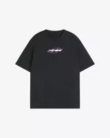 Remera negra de algodón con estampado frontal con la palabra 'retrofish' en color lila.