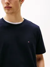 Remera azul marino de algodón con cuello redondo y logo de Tommy Hilfiger bordado en el pecho.