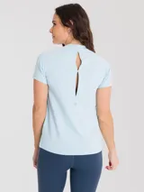 Remera deportiva de manga corta color celeste, con diseño de espalda abierta para mayor ventilación y ajuste ergonómico.