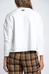 Remera de manga larga con cuello redondo, confeccionada en algodón con elastano. Presenta un corte al cuerpo y diseño básico y versátil.