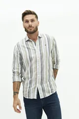 Camisa de manga larga de lino y algodón, color blanco con rayas verticales en tonos gris y beige. Presenta un corte semi slim y un pequeño logo bordado en el pecho.