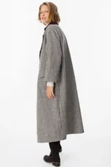 Tapado de corte recto con estampado de pata de gallo en tonos gris y marrón. Presenta solapas anchas en contraste de pana color chocolate, cierre frontal con botones y bolsillos laterales amplios.