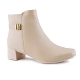 Bota corta color beige de cuero, con taco bajo cuadrado y detalle de hebilla dorada.