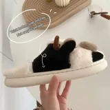 Pantuflas de peluche con diseño de vaca, confeccionadas en piel sintética suave. Cuentan con suela de goma antideslizante y diseño abierto en el talón.