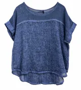 Blusa de manga corta color azul marino con diseño amplio y cuello redondo.