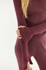 Polera de punto color borgoña, con calado y ojal para el pulgar.