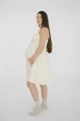 Camisón maternal de algodón color negro, con breteles regulables, copas con sistema de lactancia y broches de acceso rápido.